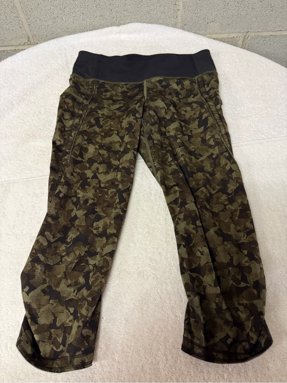 Lululemon RUN top speed crops size 4 in camo print, missing size tag